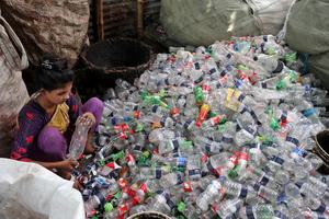 BANGLADESH-DHAKA-PRODUCTOS DE PLASTICO RECICLABLE