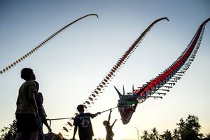INDONESIA-YOGYAKARTA-COMETAS DE DRAGON