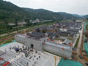 CHINA-GANSU-HUACHI-GRAN MARCHA-PARQUE TEMATICO