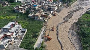 China intensifica ayuda por desastre para Gansu afectada por inundaciones