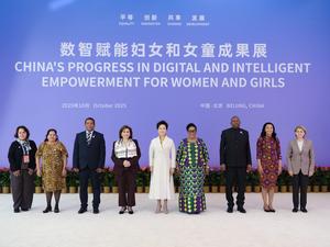 CHINA-BEIJING-PENG LIYUAN-EMPODERAMIENTO DIGITAL E INTELIGENTE PARA MUJERES Y NIÑAS-EXPOSICION