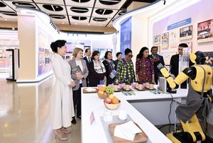 CHINA-BEIJING-PENG LIYUAN-EMPODERAMIENTO DIGITAL E INTELIGENTE PARA MUJERES Y NIÑAS-EXPOSICION