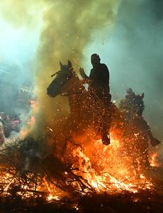 ESPAÑA-AVILA-LAS LUMINARIAS-FIESTA