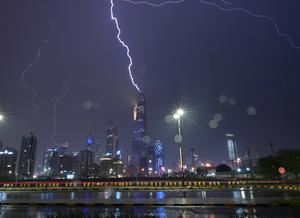 KUWAIT-CIUDAD DE KUWAIT-RELAMPAGO