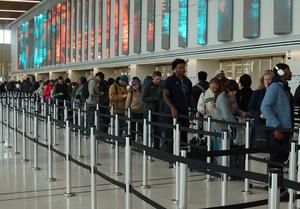 EEUU-NUEVA YORK-CIERRE PARCIAL DEL GOBIERNO-AEROPUERTO-LARGAS FILAS DE ESPERA