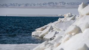 CHINA-LAGO QINGHAI-PAISAJE PRIMAVERAL