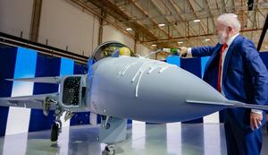 BRASIL-SAO PAULO-LULA DA SILVA-AVION CAZA SUPERSONICO-PRESENTACION