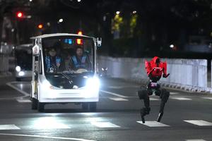 CHINA-BEIJING-MEDIO MARATON DE ROBOTS HUMANOIDES DE E-TOWN-PRUEBA