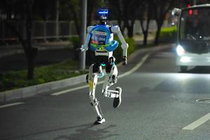 CHINA-BEIJING-MEDIO MARATON DE ROBOTS HUMANOIDES DE E-TOWN-PRUEBA
