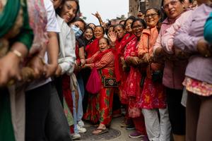NEPAL-BHAKTAPUR-FESTIVAL BISKET JATRA-MUJERES-CELEBRACION