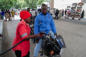 TANZANIA-DAR ES SALAAM-PRECIOS DE COMBUSTIBLE