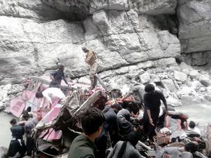 PAKISTAN-BALUCHISTAN-SHERANI-ACCIDENTE DE AUTOBUS
