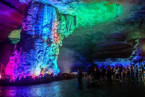 CHINA-GUANGXI-CUEVA-TURISMO