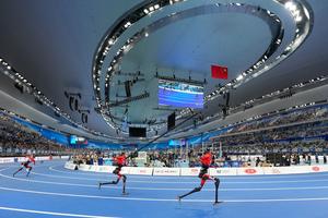 CHINA-BEIJING-JUEGOS MUNDIALES DE ROBOTS HUMANOIDES-CARRERA DE 400M DE GRUPOS GRANDES