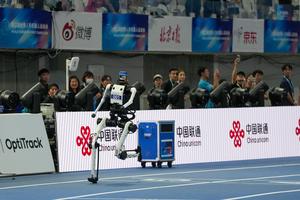 CHINA-BEIJING-JUEGOS MUNDIALES DE ROBOTS HUMANOIDES-CARRERA DE 400M DE GRUPOS GRANDES
