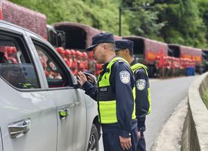 CHINA-XIZANG-XIGAZE-AVALANCHA DE LODO-OFICIALES DE LA POLICIA DE TRANSITO