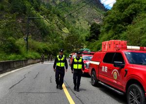 CHINA-XIZANG-XIGAZE-AVALANCHA DE LODO-OFICIALES DE LA POLICIA DE TRANSITO