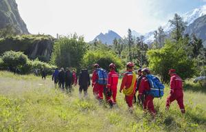 CHINA-XIZANG-GYIRONG-AVALANCHA DE LODO-RESCATE-EXPERTOS