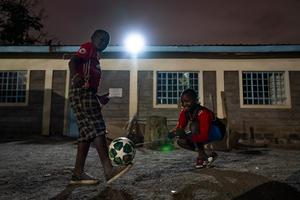 KENIA-NAIROBI-MUKURU-ENERGIA SOLAR-ILUMINACION-NIÑOS-BIENESTAR