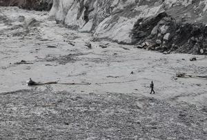 CHINA-XIZANG-GYIRONG-AVALANCHA DE LODO-BUSQUEDA Y RESCATE