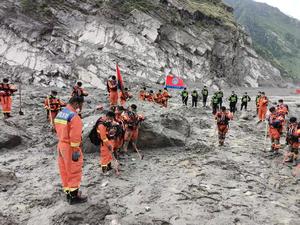 CHINA-GYIRONG-AVALANCHA DE LODO-CEREMONIAS FUNEBRES