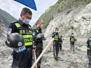 CHINA-GYIRONG-AVALANCHA DE LODO-CEREMONIAS FUNEBRES