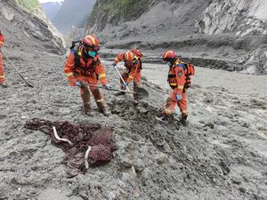 CHINA-XIZANG-GYIRONG-AVALANCHA DE LODO-RESCATE