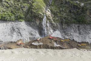 CHINA-XIZANG-GYIRONG-AVALANCHA DE LODO-REPARACION DE EMERGENCIA DE CARRETERA