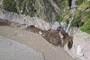 CHINA-XIZANG-GYIRONG-AVALANCHA DE LODO-CARRETERA-REPARACION