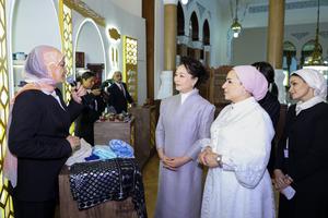EGIPTO-CAIRO-CHINA-PENG LIYUAN-ENTISSAR EL-SISI-CHARLA MIENTRAS TOMA EL TE-VISITA A UNA EXPOSICION