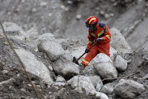 CHINA-XIZANG-GYIRONG-AVALANCHA DE LODO-ZONA CENTRAL AFECTADA-OPERACION DE BUSQUEDA