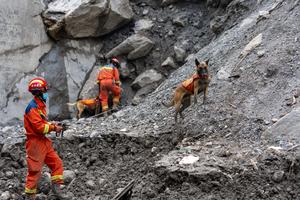 CHINA-XIZANG-GYIRONG-AVALANCHA DE LODO-RESCATE