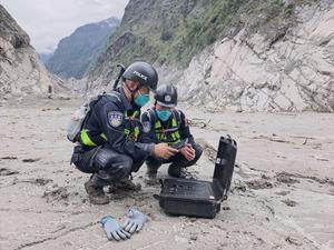 CHINA-XIZANG-GYIRONG-AVALANCHA DE LODO-RESCATE