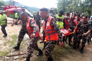 NEPAL-AVALANCHA DE LODO-DOS TRABAJADORES-TUNEL-RESCATE