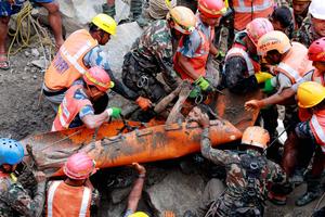 NEPAL-AVALANCHA DE LODO-DOS TRABAJADORES-TUNEL-RESCATE