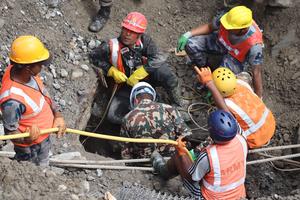 NEPAL-AVALANCHA DE LODO-DOS TRABAJADORES-TUNEL-RESCATE