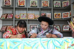 CHINA-GUIZHOU-LIUPANSHUI-PINTURAS HECHAS POR AGRICULTORES (2/3)