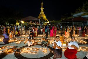 MYANMAR-YANGON-DIA DE LUNA LLENA-FESTIVAL THADINGYUT-CELEBRACION (1/3)
