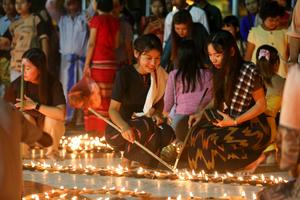 MYANMAR-YANGON-DIA DE LUNA LLENA-FESTIVAL THADINGYUT-CELEBRACION (3/3)