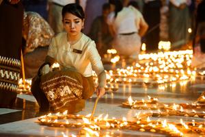 MYANMAR-YANGON-DIA DE LUNA LLENA-FESTIVAL THADINGYUT-CELEBRACION (2/3)